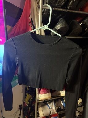 SHEIN Black Long-Sleeve Cropped Top